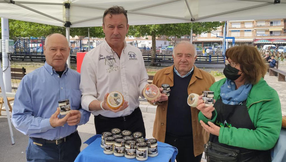 El consejero de Desarrollo Rural, Ganadería, Pesca, Alimentación y Medio Ambiente, Guillermo Blanco, asiste a la feria agroalimentaria de Suances