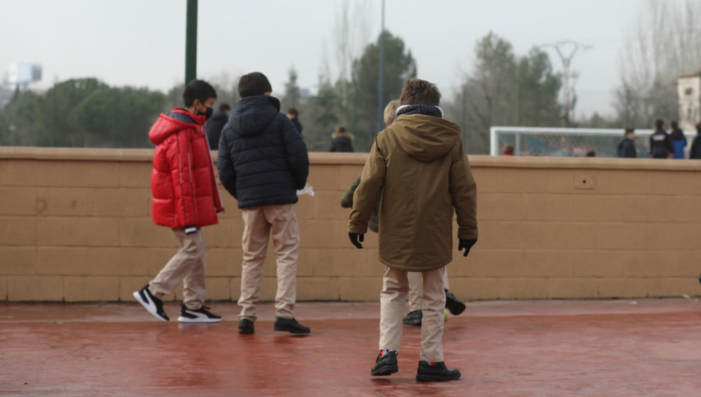 Varios niños jugando en el recreo de un colegio en Madrid