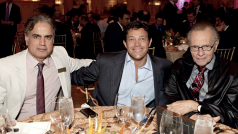 Stan Bharti (promotor de EMERITA RESOURCES), con Jordan Belfort (el Lobo de Wall Street) y Larry King