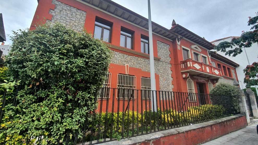 Edificio de la antigua sede de la Cámara de Comercio en la Plaza de La Llama de Torrelavega