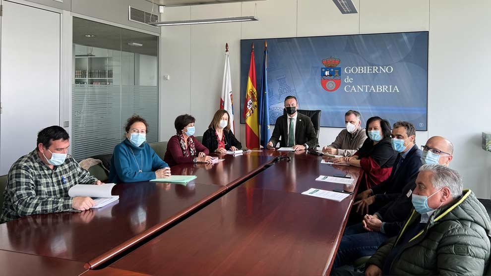 El consejero de Desarrollo Rural, Ganadería, Pesca, Alimentación y Medio Ambiente, Guillermo Blanco, se reúne con alcaldes de Alfoz de Lloredo, Udías, Ruiloba y Comillas para analizar el proyecto de la Faja Mancomunada.