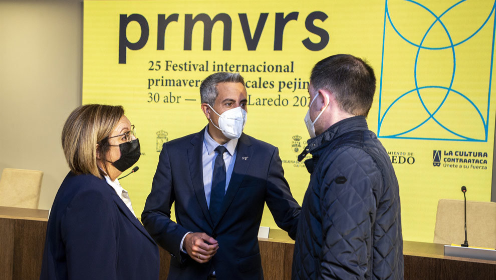 El vicepresidente y consejero de Universidades, Igualdad, Cultura y Deporte, Pablo Zuloaga, presenta, en rueda de prensa, las Primaveras Musicales Pejinas