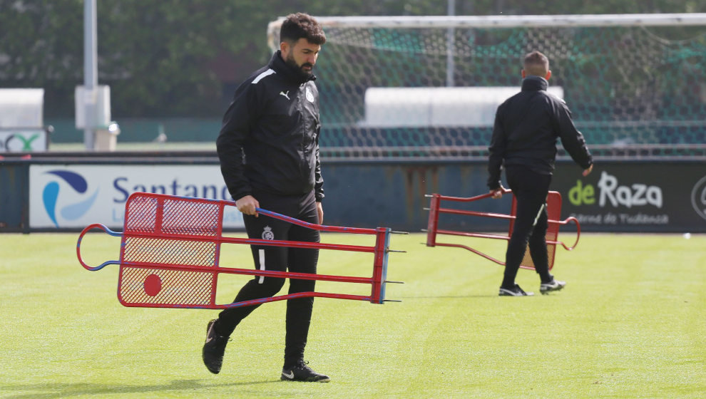 El entrenador, Guillermo Fernández Romo, durante un entrenamiento