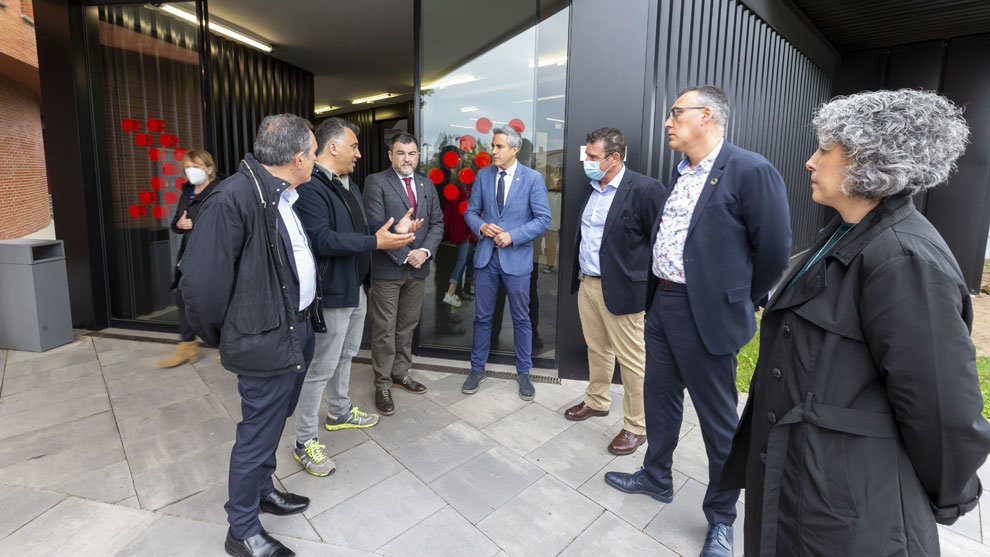 El vicepresidente y consejero, Pablo Zuloaga, y el consejero de Sanidad, Raúl Pesquera, asisten al descubrimiento de la placa al edificio de Consultas Externas el premio del Colegio de Arquitectos de Cantabria