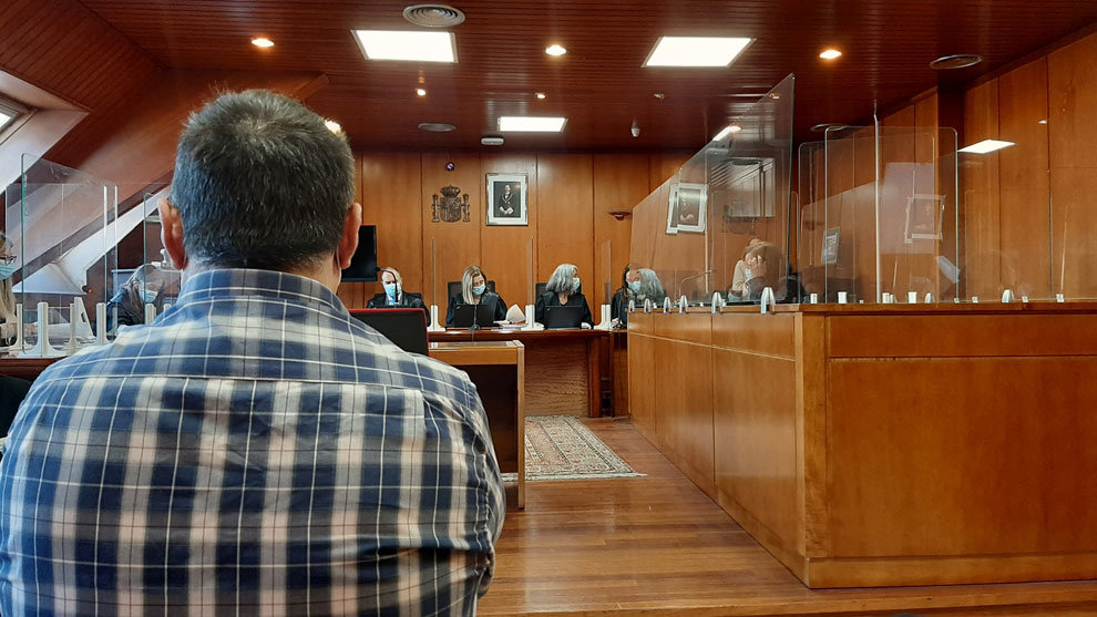 Juicio al acusado de abusar de dos menores, amigas de su hija, cuando iban a casa