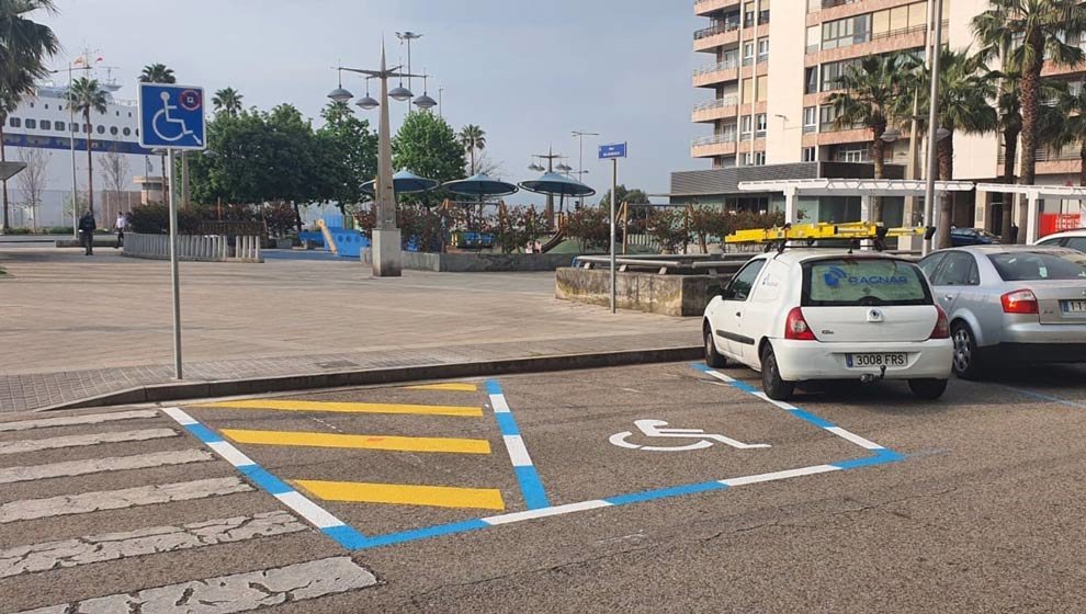 El Ayuntamiento de Santander trabaja desde hace días en la modificación de las plazas de aparcamiento disponibles en zona OLA para personas con movilidad reducida.
Así lo ha dado a conocer el concejal de Protección Ciudadana, Pedro Nalda, quien ha explicado que ya se han habilitado varias de estas plazas en calles como Calderón de la Barca o Guevara, en cumplimiento a la Ley de igualdad de oportunidades, no discriminación y accesibilidad universal de las personas con discapacidad.
Santander dispone de 522 plazas de aparcamiento para personas con movilidad reducida y el objetivo es ir modificando las mismas paulatinamente hasta conseguir que todas ellas cumplan con los requisitos exigidos en la norma.
Entre ellos, se establece que deben ubicarse lo más próximas a los puntos de cruce entre los itinerarios peatonales accesibles, preferentemente en superficies horizontales o de escasa pendiente, garantizando el acceso de forma autónoma, exenta de obstáculos y segura y deben tener una anchura mínima de paso hasta la calzada de 1,20 metros y la plaza como tal una dimensión mínima de 5 metros de longitud por 2,20 de ancho.
Además, como novedad, la ley incluye en su artículo 25, respecto a las condiciones generales para el mobiliario urbano, que este no debe invadir el itinerario peatonal accesible.
Nalda ha recordado que el Ayuntamiento, a través de la Concejalía de Autonomía Personal, trabaja de forma conjunta con diversas asociaciones, entre ellas COCEMFE, con la que está desarrollando actualmente un plan de eliminación de barreras arquitectónicas en la periferia dentro del III Plan de Atención y Promoción para las personas con discapacidad 2019-2022.