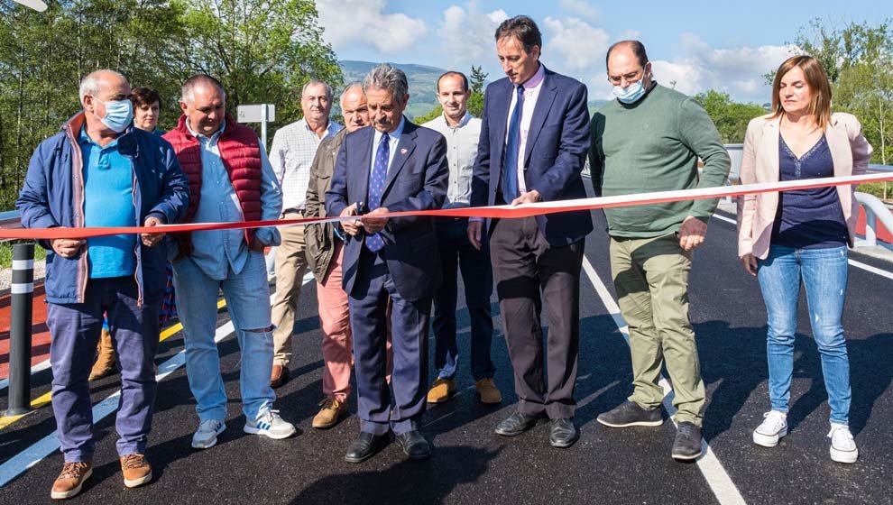 El Presidente De Cantabria, Miguel Ángel Revilla, Y El Consejero De Obras Públicas, Ordenación Del Territorio Y Urbanismo, José Luis Gochicoa, Inauguran El Puente Sobre El Río Pisueña Que Une Saro Con Vega De Villafufre