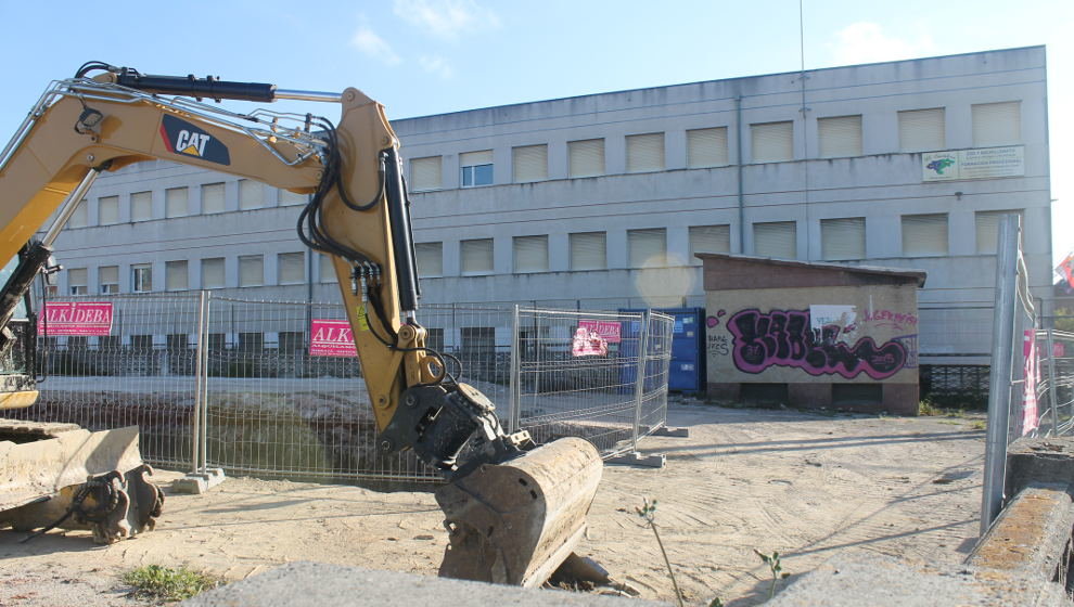 Obras de construcción de la gasolinera junto al IES Cantabria | Foto: edc