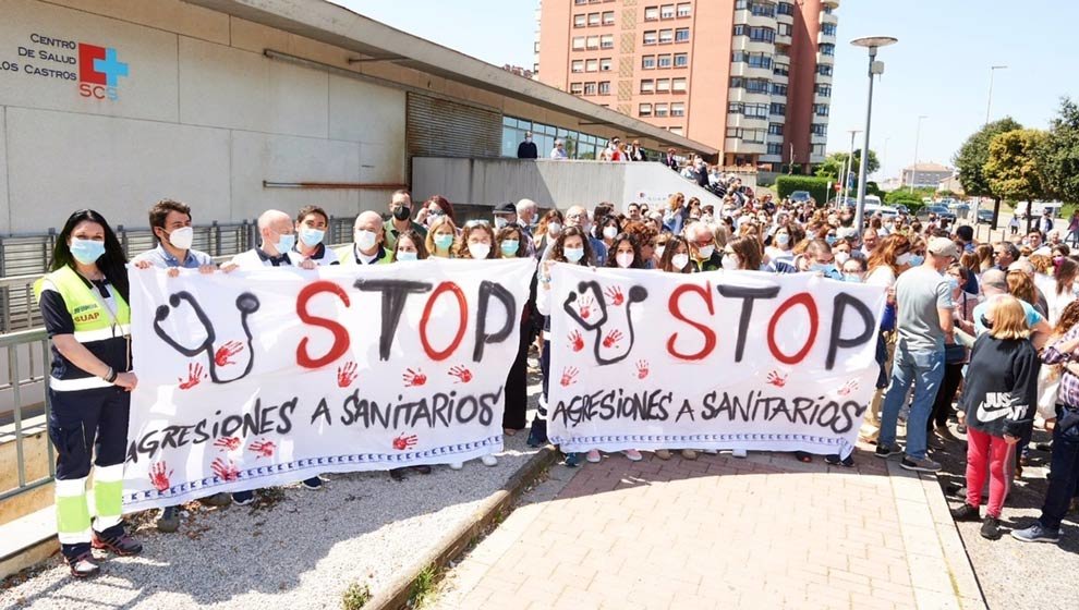 Concentración contra las agresiones a sanitarios en el centro de salud Los Castros