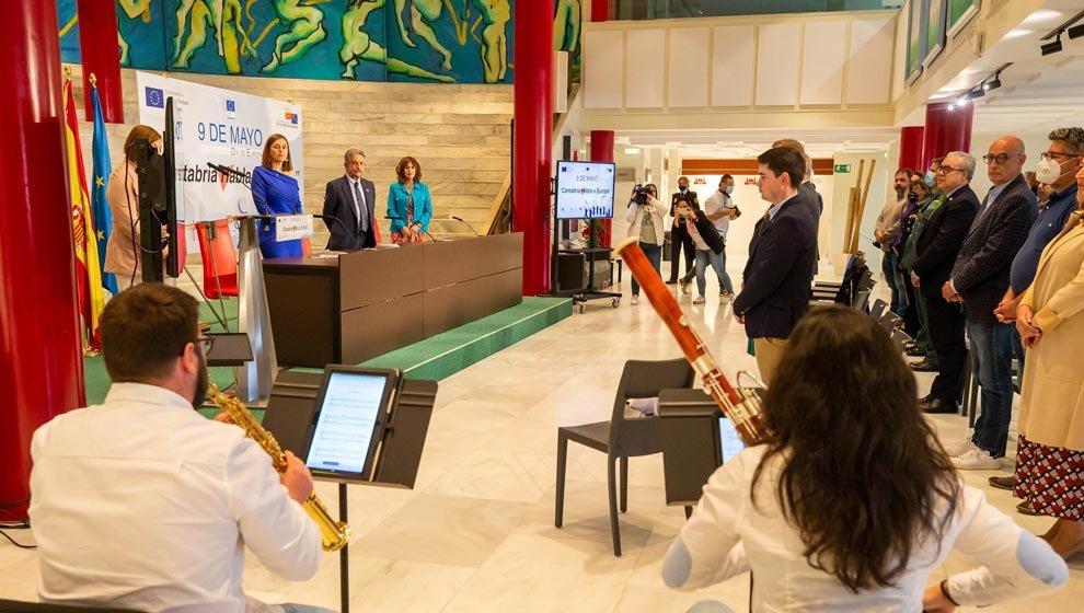 El Presidente De Cantabria, Miguel Ángel Revilla, Y Las Consejeras De Presidencia, Interior, Justicia Y Acción Exterior, Paula Fernández, Y De Economía Y Hacienda, Ana Belén Álvarez, Participan En El Acto Conmemorativo Del Día De Europa