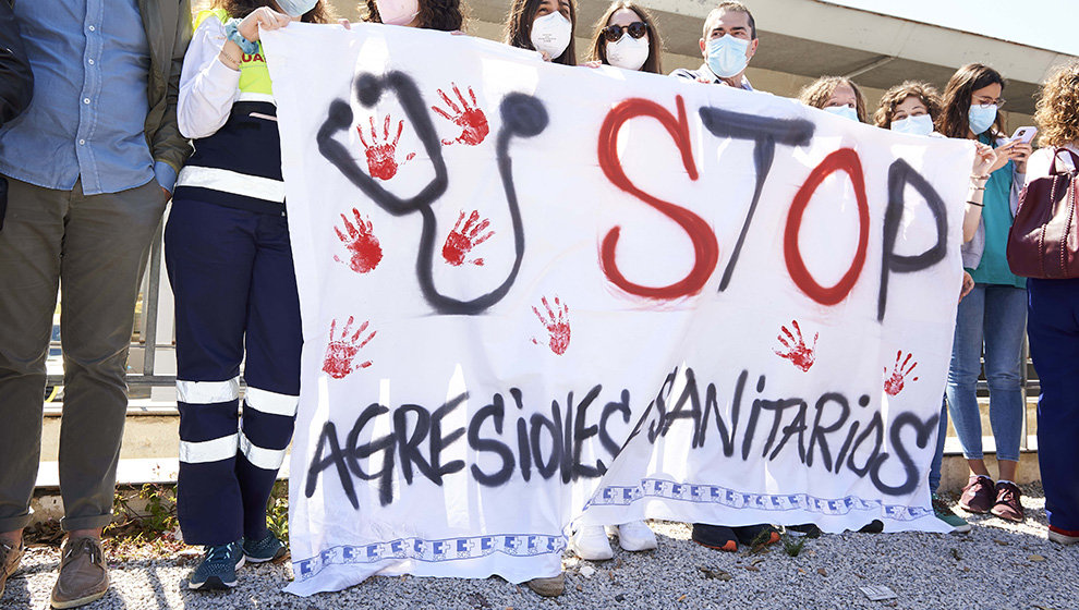 Varias personas con una pancarta que reza 'Stop Agresiones a Sanitarios' se manifiestan en el centro de Salud Los Castros, a 8 de mayo de 2022, en Santander, Cantabria, (España). La Asociación de Servicios de Urgencia de Atención Primaria (aSUAP) de Cantabria ha convocado concentraciones en las puertas de los SUAP para condenar la agresión esta semana por parte de un paciente a un médico y a un celador del servicio de la Avenida de Los Castros y pedir medidas urgentes para que este tipo de sucesos no se vuelvan a repetir. Además, esta misma semana una médico del Hospital Universitario Marqués de Valdecilla también fue agredida.
08 MAYO 2022;PROTESTA;SANIDAD;SEGURIDAD;SANITARIOS;
César Ortiz / Europa Press
08/5/2022