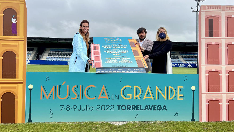 La directora general de Turismo, Marta Barca; el gerente de Mouro Producciones, Guillermo Vega; y la concejala de Turismo, Cristina García Viñas, presentan Música en Grande 2022 en el estadio de El Malecón