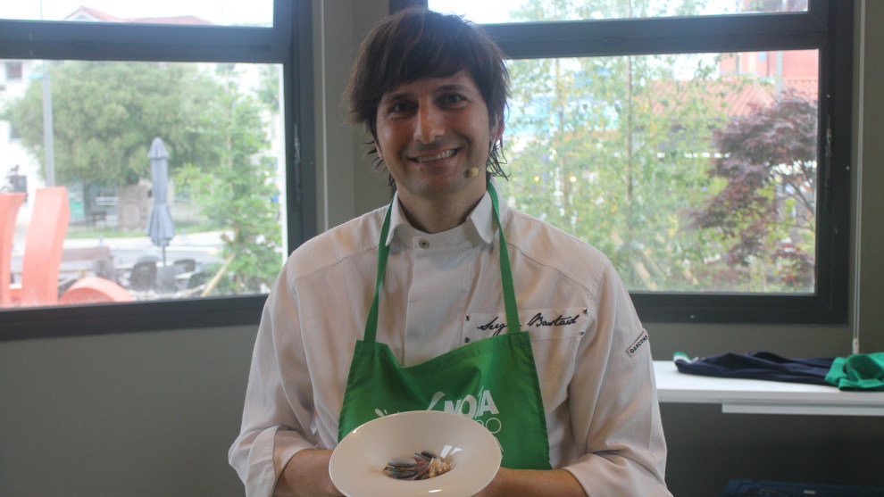 El chef Sergio Bastard, en un showcooking en Noja