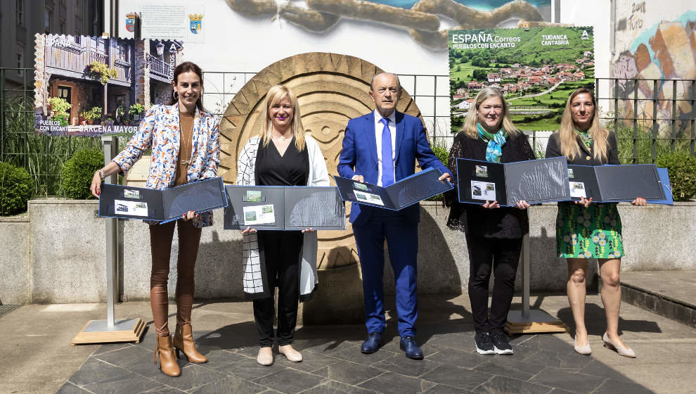 El consejero de Turismo, Javier López Marcano, presenta los sellos dedicados a las localidades cántabras de Bárcena Mayor y Tudanca junto a la directora de Filatelia, Leire Díez y alcaldes de Los Tojos y Tudanca, María Belén Ceballos y Manuel Grande