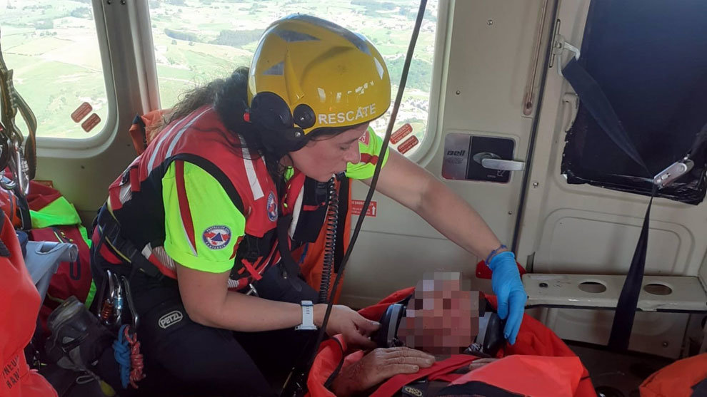 Evacuación en helicóptero del herido al ser embestido por una vaca en Carmona