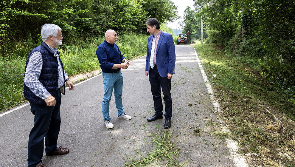 El consejero de Obras Públicas, Ordenación del Territorio y Urbanismo, José Luis Gochicoa, visita las labores de desbroce que se están acometiendo en este vial