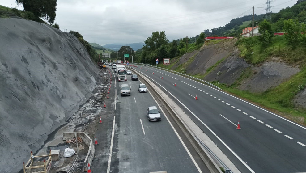 La calzada de la A-8 afectada por el desprendimiento en el límite con Vizcaya