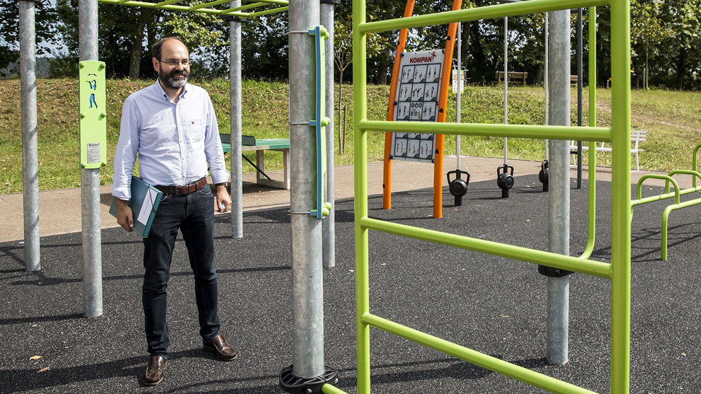 José Luis Urraca en el gimnasio al aire libre del Bulevar Ronda en la zona de La Lechera