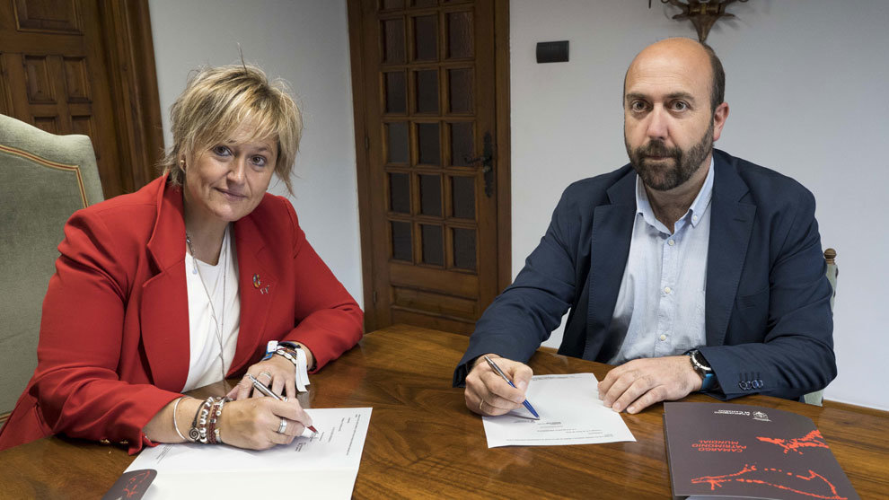 La alcaldesa de Camargo, Esther Bolado, y el presidente del Clúster de la Industria de Defensa (CID), Carlos Besoy, firman el acuerdo de colaboración entre ambas instituciones de cara a la celebración de la I Marcha Cívico-Militar S4D