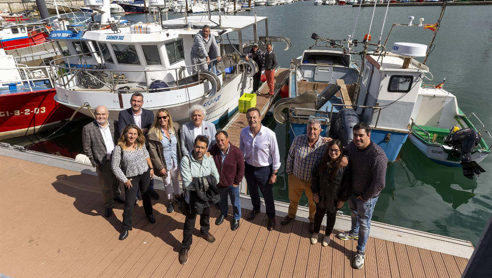 El consejero de Desarrollo Rural, Ganadería, Pesca, Alimentación y Medio Ambiente, Guillermo Blanco, visita un barco pesquero adaptado para transporte de turistas en el puerto de Santoña