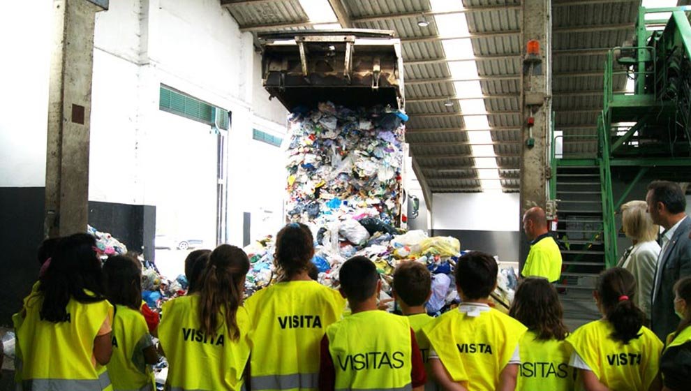 Alumnos en el Centro de Recuperación y Reciclaje de El Mazo