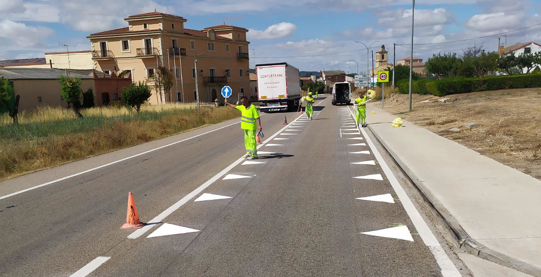 La DGT prueba nuevas formas de señalización como estos 'dientes de dragón' | Foto: DGT