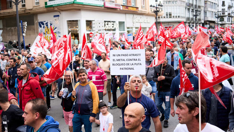 Un hombre sostiene una pancarta en una manifestación convocada por el primer día de huelga en el sector siderometalúrgico