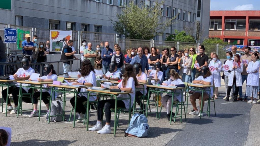 Protesta del IES Cantabria contra la futura gasolinera