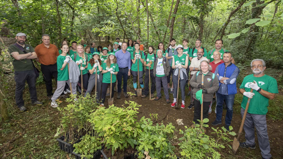 El consejero de Medio Ambiente, Guillermo Blanco, participa en una jornada de plantación en Astillero