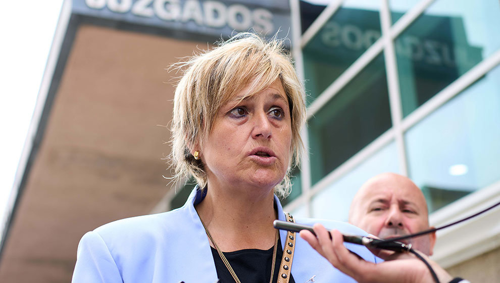 La alcaldesa de Camargo, Esther Bolado, habla con los medios tras declarar en el Juzgado de Instrucción número 4 de Santander