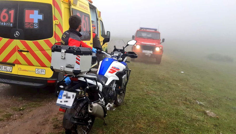 Los bomberos acuden al rescate de un motorista que sufrió una caída