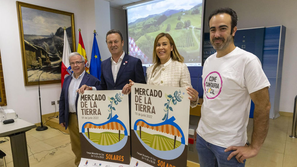 El Consejero de Desarrollo Rural, Guillermo Blanco, junto a la alcaldesa de Medio Cudeyo, María Higuera, y el presidente de Slow Food Cantabria, Jorge Mariscal, presenta una nueva edición del 'Mercado de la Tierra'