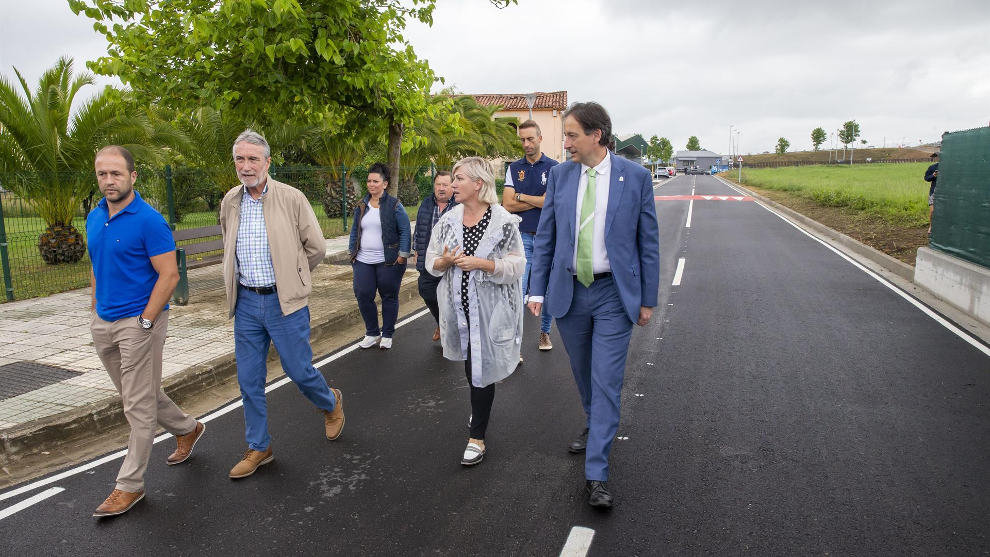 El consejero de Obras Públicas, Ordenación del Territorio y Urbanismo, José Luis Gochicoa (derecha), y la alcaldesa de Polanco, Rosa Díaz, visitan un nuevo vial en Requejada