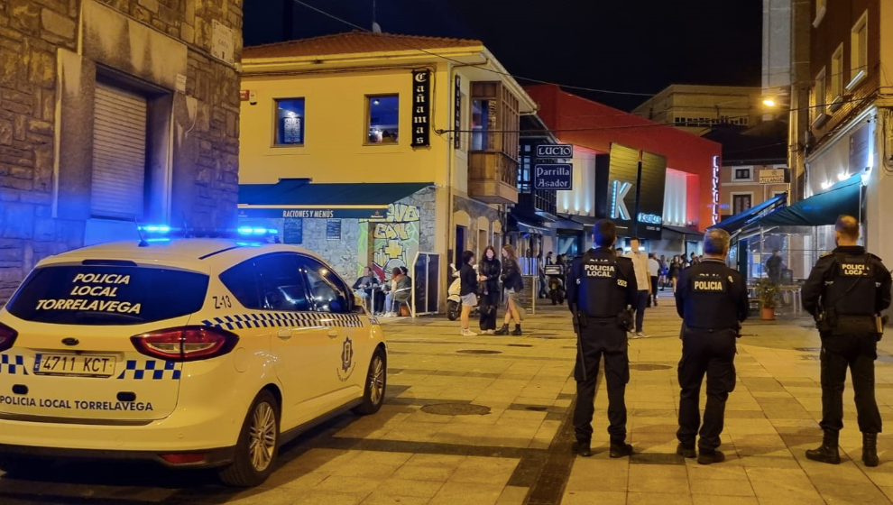 Policía Local de Torrelavega en la Zona de Vinos en una foto de archivo