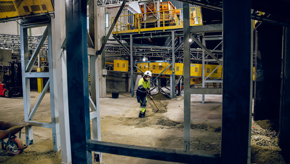 Un trabajador en la fábrica