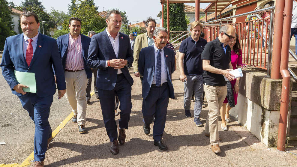 El presidente de Cantabria, Miguel Ángel Revilla, y varios consejeros participan en la reunión del Consejo Asesor del Cambio Climático y Medio Ambiente