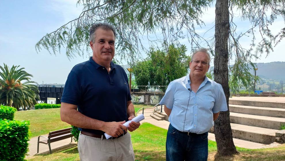 El portavoz del PRC en Astillero, Francisco Ortiz, y el del PSOE en el Ayuntamiento, Salomón Martín | Foto: edc