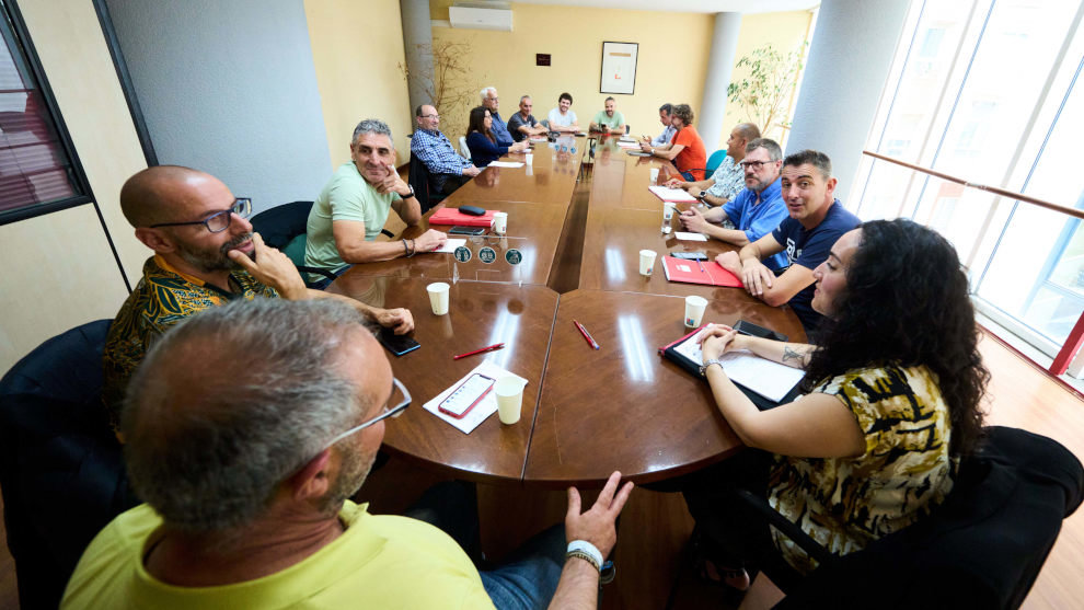 Representantes de los sindicatos y de la patronal del metal durante una reunión en ORECLA