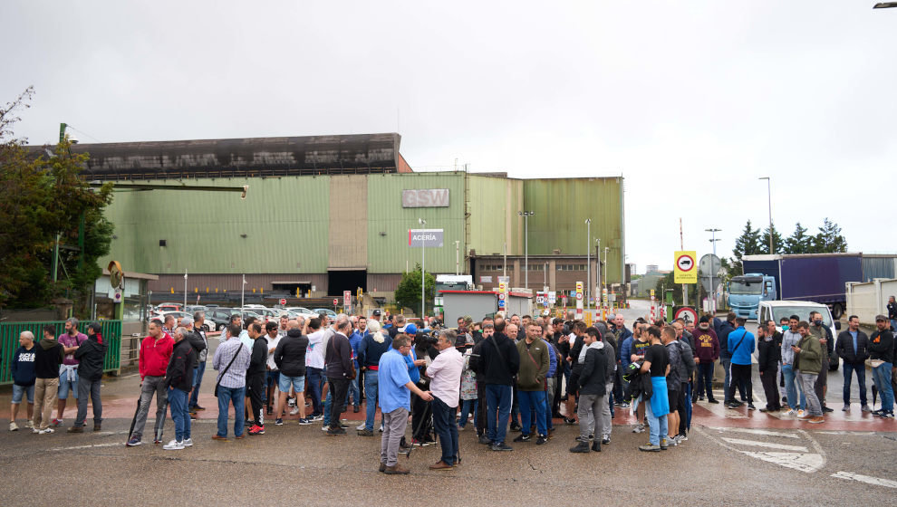 Varios trabajadores de la empresa Global Steel Wire (GSW) a las puertas de la empresa dedicada al alambrón | Foto de archivo