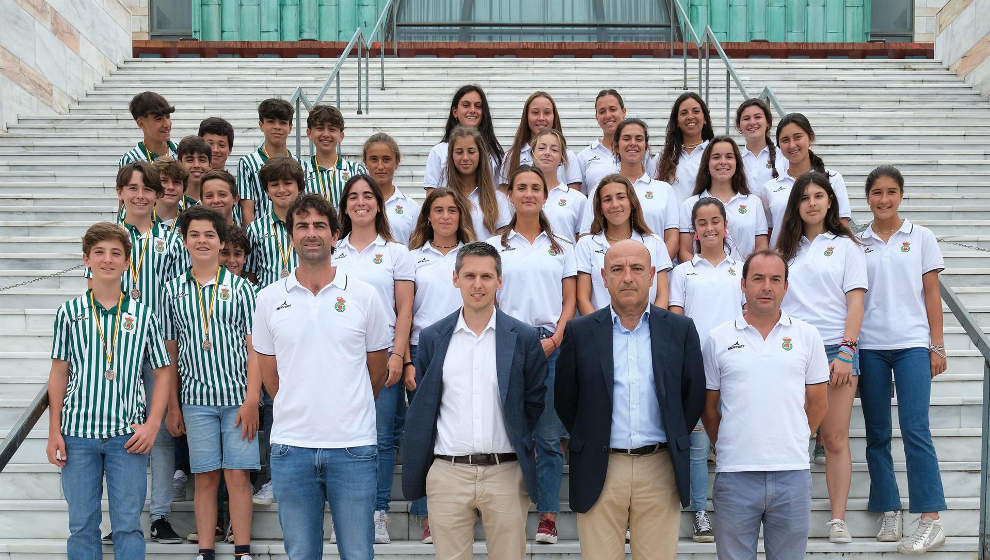 El director general de Deporte recibe a la sección de hockey hierba de la Real Sociedad de Tenis