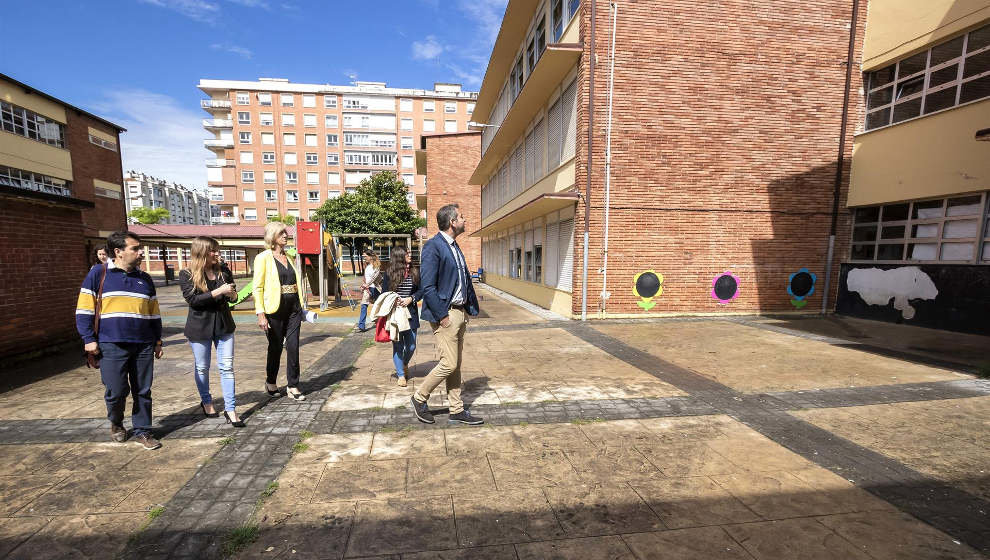 La consejera de Educación y Formación Profesional, Marina Lombó, visita el centro educativo Juan de la Cosa, en Santoña