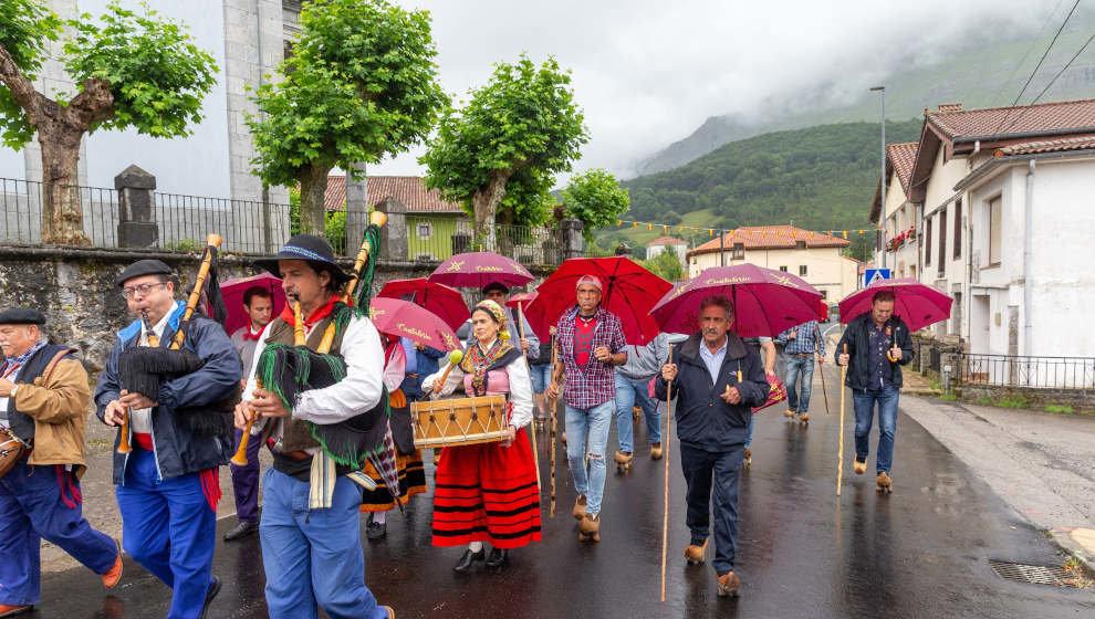 El presidente regional, Miguel Ángel Revilla, y el consejero de Desarrollo Rural, Guillermo Blanco, en la primera edición de la subida en Albarcas desde Arredondo hasta la ermita de San Juan de Socueva