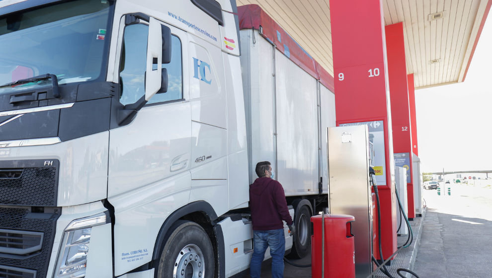 Una persona reposta gasolina en su camión en una gasolinera