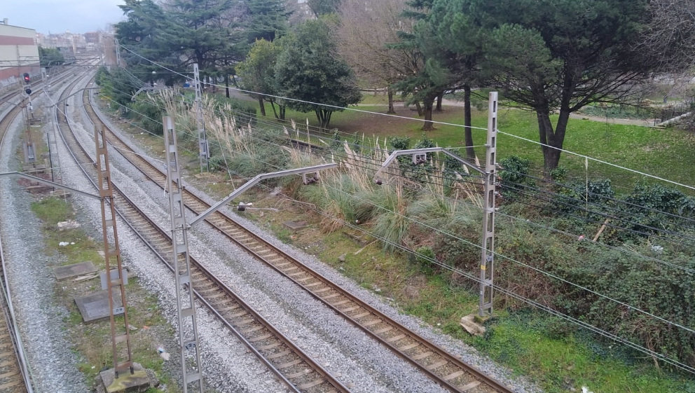 Vías de las vías del tren a su paso por Santander 