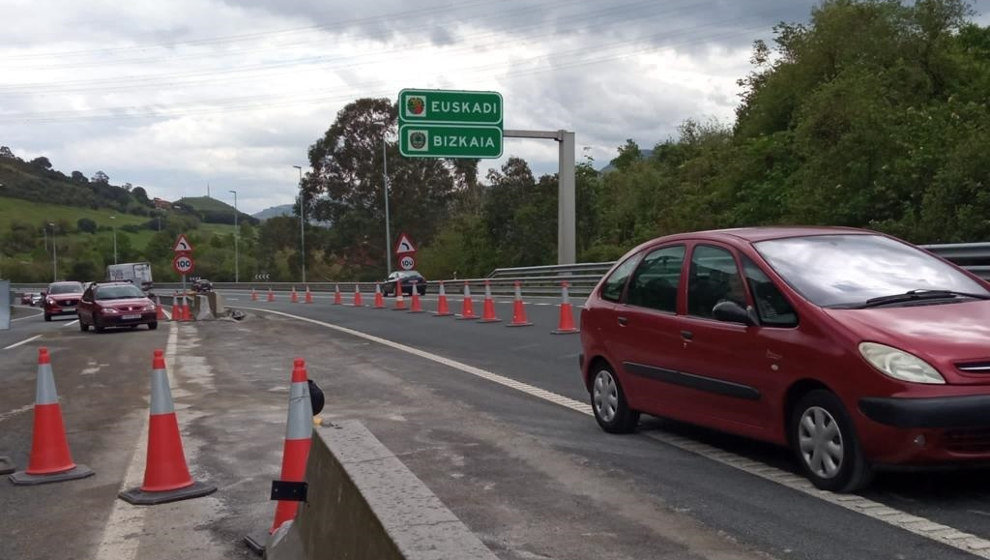 Carril habilitado en la A-8 en dirección Santander en la calzada contraria a donde se produjo el argayo