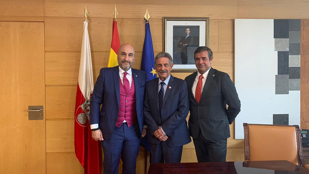 El presidente del Consejo General de Colegios de Gestores Administrativos de España, Fernando Jesús Santiago Ollero, acompañado de nuestro presidente, Victor J Carpintero, se reunió con Miguel Ángel Revilla, el presidente del Gobierno de Cantabria