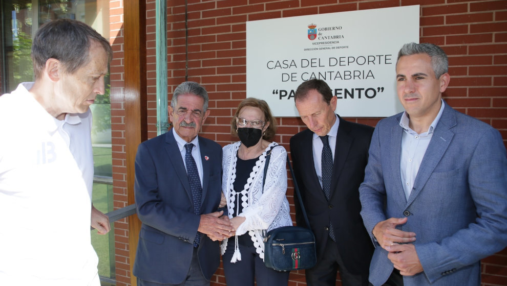 El presidente de Cantabria, Miguel Ángel Revilla; el vicepresidente, Pablo Zuloaga; el director de Relaciones Institucionales del Real Madrid, Emilio Butragueño; y la viuda de Gento junto a la plaza con su nombre en la Casa del Deporte