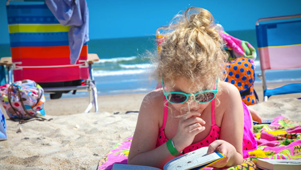 niña en la playa