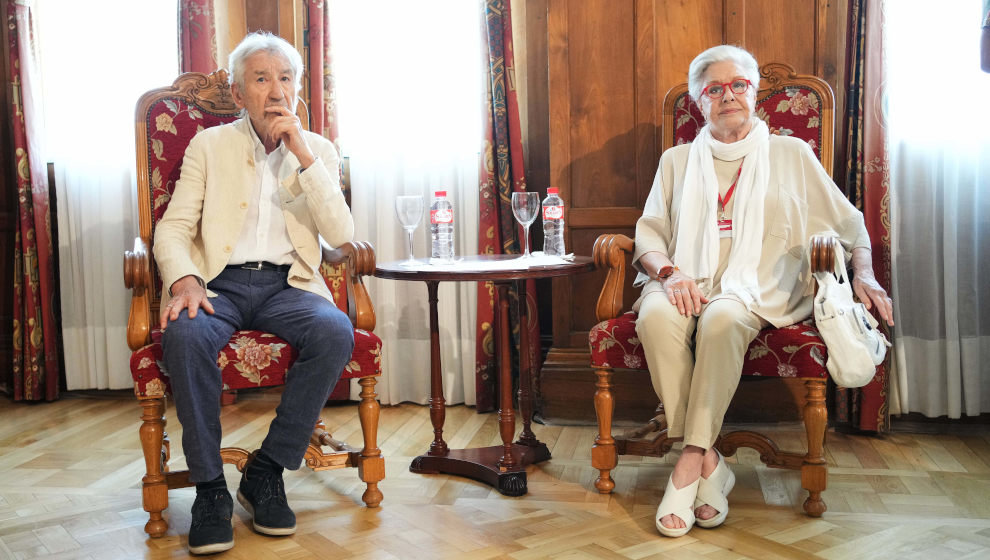 Los actores José Sacristán y Lola Herrera en el acto donde han recibido el Premio UIMP a la Cinematografía y el Premio La Barraca a las Artes Escénicas, respectivamente, otorgado por la Universidad Menéndez Pelayo (UIMP)