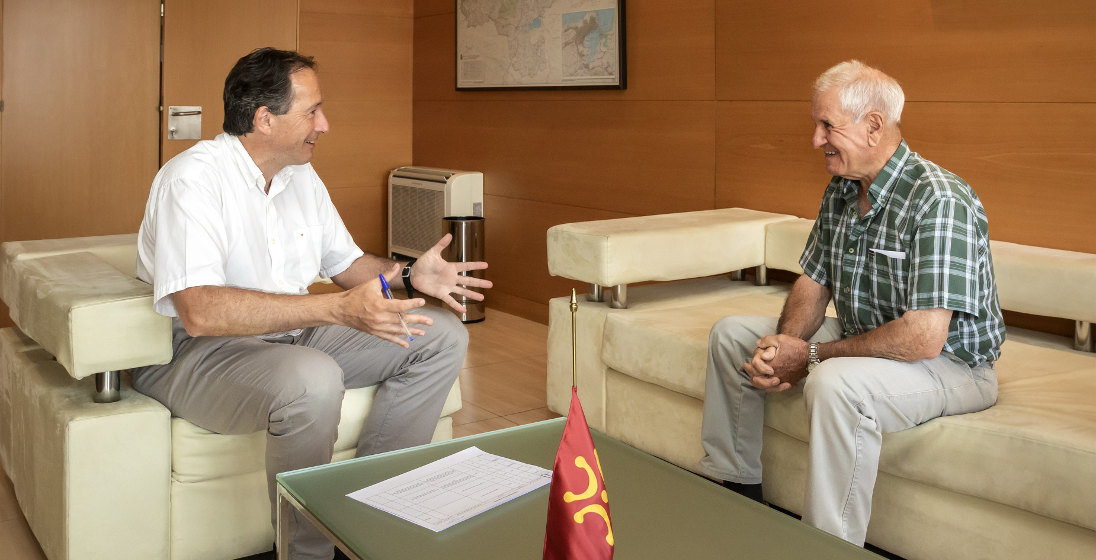 El consejero de Obras Públicas, Ordenación del Territorio y Urbanismo, José Luis Gochicoa, se reúne con el alcalde de Herrerías, Francisco Linares